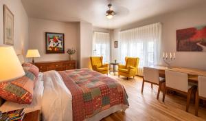 a bedroom with a bed and a table and chairs at Gite du Quartier des Arts in Quebec City