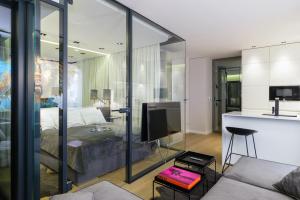 a bedroom and a living room with a bed and a kitchen at Andersia Park in Poznań