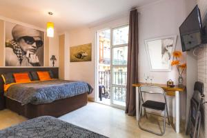 a bedroom with a bed and a window at Loft Pasarela in Alicante