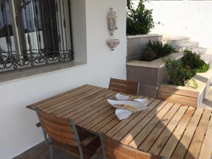 Balkón nebo terasa v ubytování Maison Alriad - Alojamiento familiar tranquilo cerca del mar con jardín, porche y parking privado en el interior de la finca no apto para fiestas