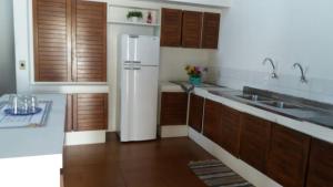 A kitchen or kitchenette at CASA ANTONIO HEILL 550