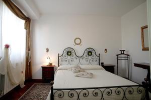 a bedroom with a large bed in a room with a window at Residence Criro in Marina Palmense
