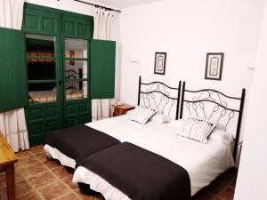 - une chambre avec un lit et une porte verte dans l'établissement Hotel Palacio Buenavista, à Belmonte