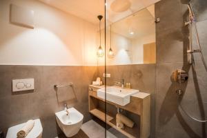 A bathroom at Dining & Living Alpenrose