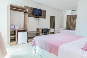 Un pat sau paturi într-o cameră la Amazônia Palace Hotel