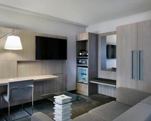 
a kitchen with a stove, sink and refrigerator at Novotel Ottawa City Centre Hotel in Ottawa
