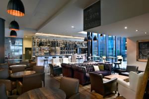 オタワにあるDoubleTree by Hilton Ottawa Downtownのソファとテーブルのあるレストラン、バー