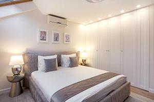 Säng eller sängar i ett rum på Luxury for everyone - Hills Park Lux Apartments 1
