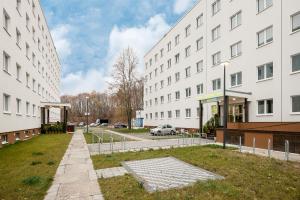 a courtyard between two white buildings at Hotel City Green Berlin in Berlin