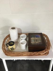 einen Korb mit Toilettenpapier und anderen Gegenständen auf dem Tisch in der Unterkunft Departamento Belgrano in San Pedro