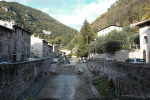een straat in een stad met gebouwen en een berg bij Happy House - Quartiere Monumentale in Gubbio