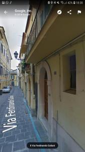 una via cittadina con un edificio e un edificio con una strada di Appartamento Via Ferdinando Galiani a Chieti