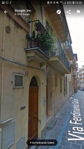 un edificio con porta e balcone su strada di Appartamento Via Ferdinando Galiani a Chieti