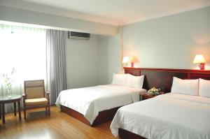 Postel nebo postele na pokoji v ubytování Kingdom Hotel