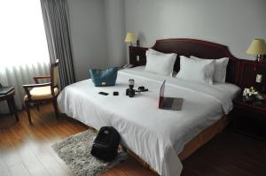 Postel nebo postele na pokoji v ubytování Kingdom Hotel