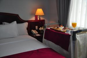 Postel nebo postele na pokoji v ubytování Kingdom Hotel