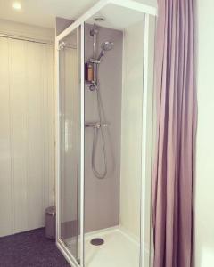 レ・サ​​ーブル・ドロンヌにあるLes Libellulesのバスルーム(ガラスドア付きのシャワー付)