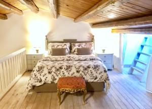 パレルモにあるCasa Viglienaのベッドルーム1室(大型ベッド1台付)