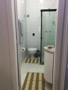 Phòng tắm tại Confortavel Apartamento Copacabana