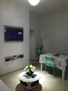 Телевізор і / або розважальний центр в Confortavel Apartamento Copacabana
