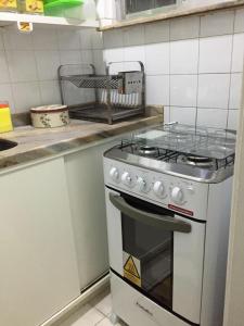 een keuken met een kookplaat en een oven bij Confortavel Apartamento Copacabana in Rio de Janeiro