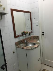Phòng tắm tại Confortavel Apartamento Copacabana