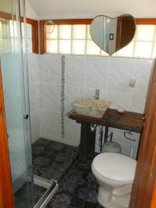 a bathroom with a toilet and a sink at Excelente Cabaña Cumbre del Diablo 2 in Punta Del Diablo
