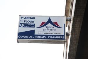una señal para un contratista de techos en un edificio en Lisbon Suite Home, en Lisboa