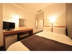 Gulta vai gultas numurā naktsmītnē Smile Hotel Tokyo Ayase Ekimae
