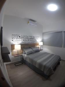 Un dormitorio con una cama grande y dos lámparas. en NUEVOS DEPARTAMENTOS CENTRO HISTÓRICO A 200 MTS DEL MALECÓN, en La Paz