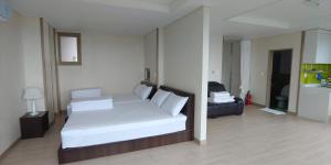西歸浦的住宿－城山早晨日落度假屋，卧室配有白色的床和西德西德床