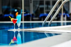 Bazén v ubytování Xenios Port Marina Hotel nebo v jeho okolí