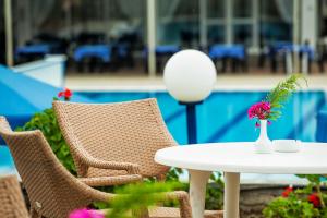 Bazén v ubytování Xenios Port Marina Hotel nebo v jeho okolí