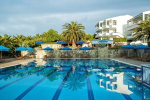 Bazén v ubytování Xenios Port Marina Hotel nebo v jeho okolí
