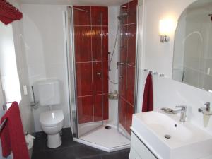 ヴァルタースドルフにあるFerienwohnung Hockertのバスルーム(シャワー、トイレ、シンク付)