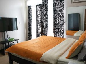 - une chambre avec un grand lit et une fenêtre dans l'établissement 4Q tower D Manhanttan Heights Cubao QC, à Manille