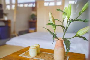 un vase avec une plante sur une table dans l'établissement Log Cabin, à Dali