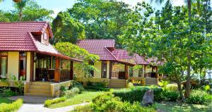 une rangée de maisons aux toits rouges dans l'établissement Sayang Beach Resort Koh Lanta, à Ko Lanta