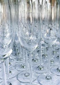 una fila di bicchieri da vino seduti su un tavolo di Der Grüne Baum a Sinsheim