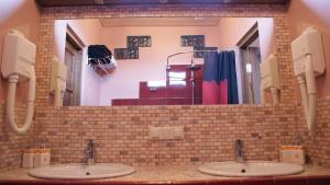 une salle de bain avec deux lavabos et un grand miroir dans l'établissement Takht House, à Dilidjan 130 autres photos