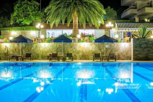 Bazén v ubytování Xenios Port Marina Hotel nebo v jeho okolí
