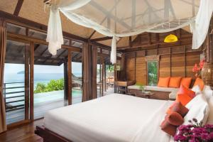 ein Schlafzimmer mit Bett und Blick auf das Meer in der Unterkunft Serendipity Beach Resort Koh Lipe in Ko Lipe