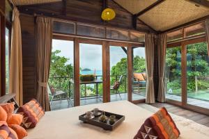 ein offenes Wohnzimmer mit Meerblick in der Unterkunft Serendipity Beach Resort Koh Lipe in Ko Lipe + 19 Fotos