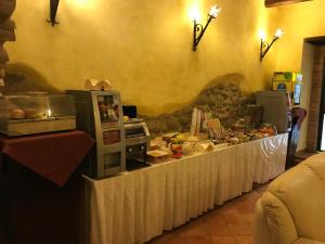uma linha de buffet com comida em cima em Palazzo Mascambruno em Cariati