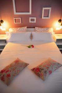 バレンシアにあるNew apartment bioparcのベッドルーム1室(花の飾られたベッド2台付)