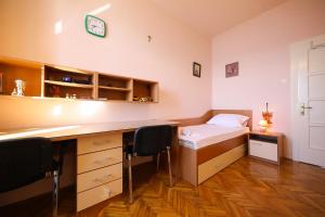Postel nebo postele na pokoji v ubytování CAISA Classic Beachfront Apartment