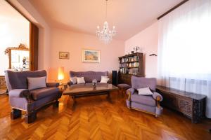Posezení v ubytování CAISA Classic Beachfront Apartment