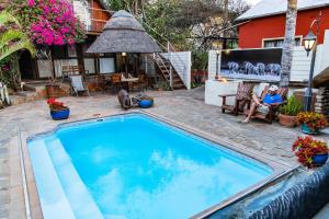 Chameleon Backpackers & Guesthouse tesisinde veya buraya yakın yüzme havuzu