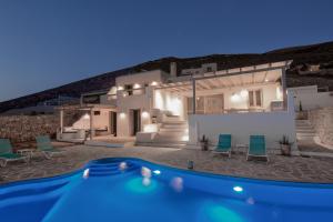 una villa con piscina di fronte a una casa di Villa Livana Naxos a Kastraki