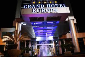 un hotel con una fuente frente a un edificio en Grand Hotel Europa, en Shkodër